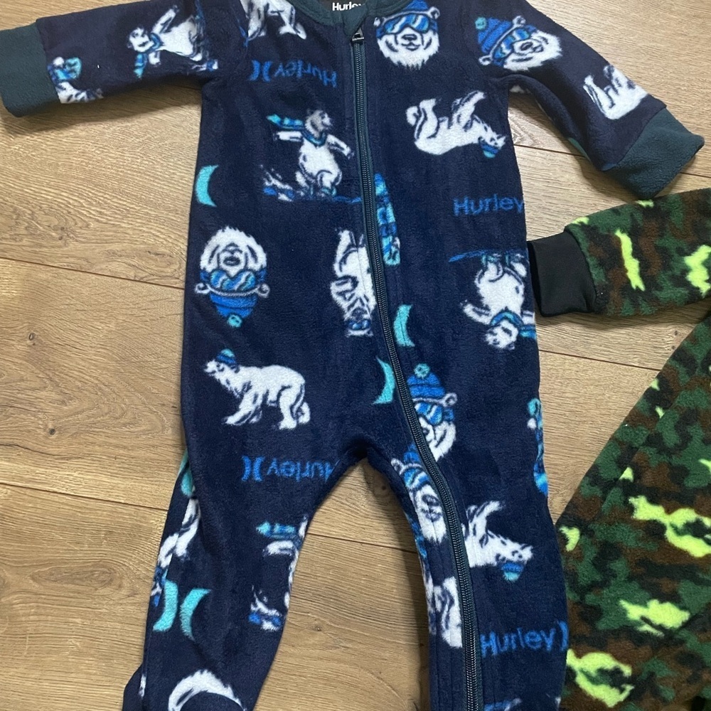 Bandle 4 Footed sleeper 2 Carter’s Pajamas 6-9months
2 Footed sleeper 6M Hurley - Picture 7 of 13